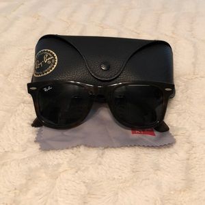 Ray Ban sunglasses: Wayfarer style